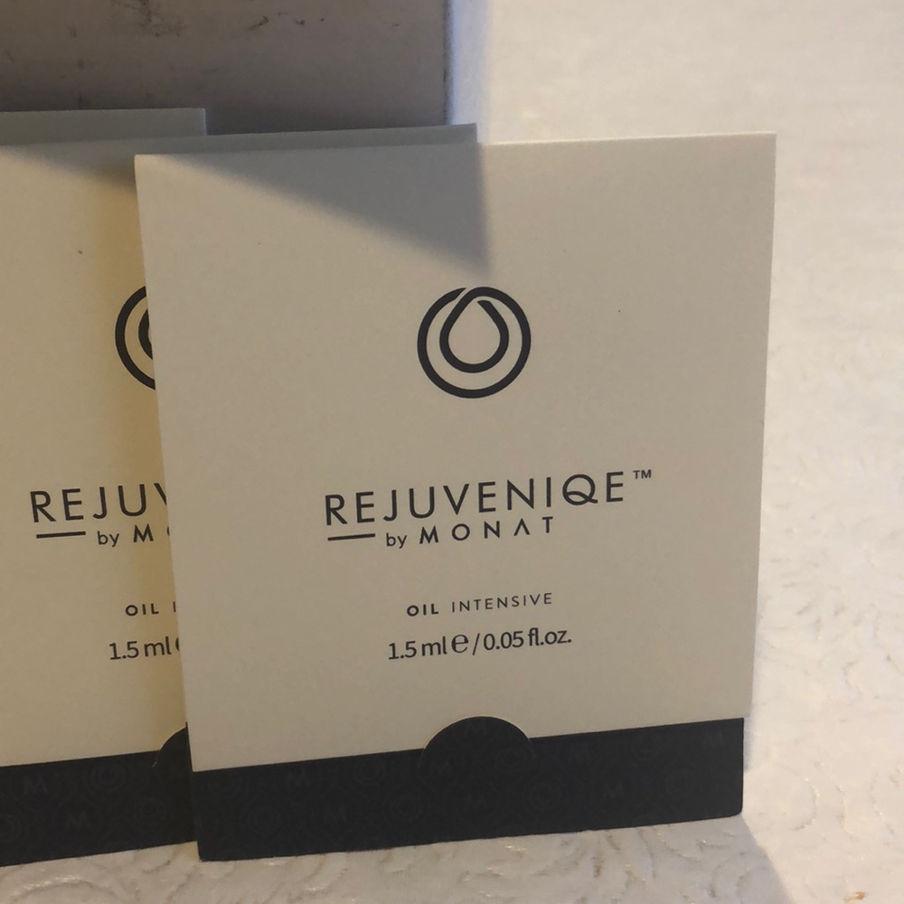Monat Rejuvenique Oil Intensive Samples